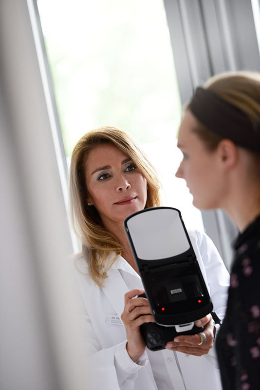 Dr. Lona Raab - Hightech-System Vectra XT mit Patientin